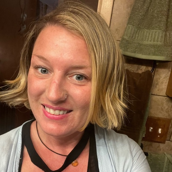 Meet your Posher, Kayla - Picture 3 of 3